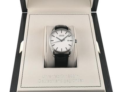 Union Glashütte Viro Datum Automatik Edelstahl 41mm silbernes Zifferblatt schwarzes Lederband D001.407.16.031.00 Full Set Occasion Refurbished – Herrenuhren Uhr mit Datum aus Edelstahl. Das Gehäuse ist rund und silber. Das Lederarmband ist schwarz. Das Zifferblatt ist ein Index in silber. – Ansicht 5
