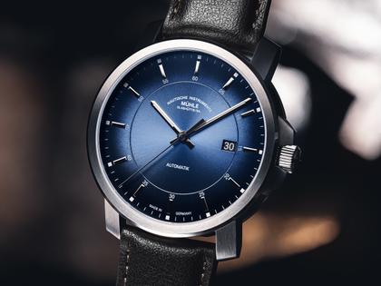 Mühle Glashütte 29er Casual Automatik Edelstahl 42,4mm blaues Zifferblatt braunes Lederband – Herrenuhren Uhr mit Datum aus Edelstahl und Leder. Das Gehäuse ist rund und silber. Das Lederarmband ist blau. Das Zifferblatt ist ein Index in braun. – Ansicht 4