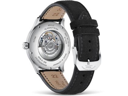 Mühle Glashütte Lunova Tag/Datum Automatik Titan 42,3mm schwarz-graues Zifferblatt graues Lederband – Herrenuhren Uhr mit Datum aus Titan. Das Gehäuse ist rund und silber. Das Lederarmband ist grau. Das Zifferblatt ist arabisch Index und schwarz. – Ansicht 2