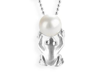 Drachenfels Design Froschkönig kleiner Anhänger mit Öse und Süßwasserzuchtperle – Anhänger Anhänger mit Besatz in silber und aus 925 Silber.