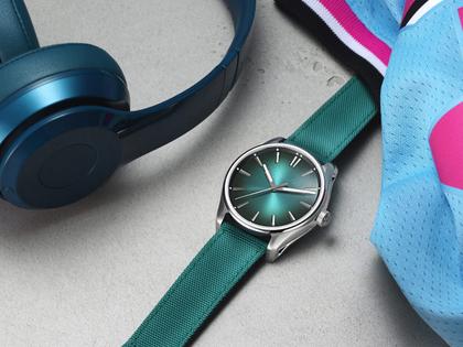 H. Moser & Cie. Pioneer Centre Seconds Fumé Blue Lagoon Mega Cool Automatik Edelstahl 42,8mm türkises Zifferblatt türkises Textilband – Herrenuhren Uhr ohne Datum aus Edelstahl. Das Gehäuse ist rund und silber. Das Textilarmband ist schwarz. Das Zifferblatt ist ein Index in grün. – Ansicht 5