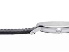 Nomos Glashütte Ludwig 38 Handaufzug Edelstahl weißes Zifferblatt schwarzes Lederband Stahlboden – Herrenuhren Uhr ohne Datum aus Edelstahl. Das Gehäuse ist rund und silber. Das Lederarmband ist braun. Das Zifferblatt ist römisch Index und weiß. – Ansicht 4