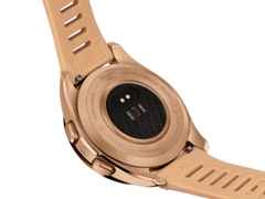 Tissot T-Touch Connect Sport Quarz Titan Roségoldfarben-PVD 43mm schwarzes Zifferblatt beiges Silikonband – Herrenuhren Uhr Multifunktion aus Kautschuk, Keramik, PVD beschichtet und Titan. Das Gehäuse ist rund und silber. Das Kautschuk / Kunststoff / Silikon Armband ist beige. Das Zifferblatt ist digital und schwarz. – Ansicht 3