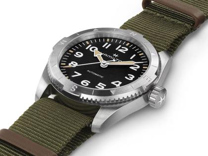 Hamilton Khaki Field Expedition Automatik Edelstahl 41mm schwarzes Zifferblatt olivgrünes Textilband – Herrenuhren Uhr ohne Datum aus Edelstahl. Das Gehäuse ist rund und silber. Das Textilarmband ist grün. Das Zifferblatt ist ein Index in schwarz. – Ansicht 3