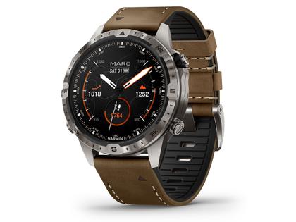 Garmin MARQ Adventurer Gen 2 digital Titan 46mm braunes Lederband – Herrenuhren Uhr Multifunktion aus Kautschuk, Leder und Titan. Das Gehäuse ist rund und grau. Das Kautschuk / Kunststoff / Silikon Armband ist braun. Der Zifferblatt ist digital. – Ansicht 2