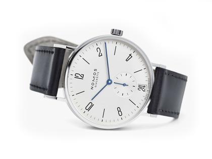 Nomos Glashütte Tangente 38 Datum Handaufzug Edelstahl 38mm weißes Zifferblatt schwarzes Lederband Glasboden – Herrenuhren Uhr mit Datum aus Edelstahl und Leder. Das Gehäuse ist rund und silber. Das Lederarmband ist schwarz. Das Zifferblatt ist arabisch Index und silber. – Ansicht 4