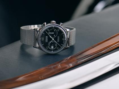 Union Glashütte Noramis Chronograph Automatik Edelstahl 42mm schwarzes Zifferblatt Metallband – Herrenuhren Chronograph aus Edelstahl. Das Gehäuse ist rund und silber. Das Edelstahlarmband ist silber. Das Zifferblatt ist arabisch Index und schwarz. – Ansicht 2