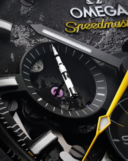 Omega Speedmaster Dark Side of the Moon Apollo 8 Chronograph Handaufzug Keramik 44mm schwarzes Zifferblatt schwarzes Kautschukband – Herrenuhren Chronograph aus Aluminium, Kautschuk und Keramik. Das Gehäuse ist rund und schwarz. Das Kautschuk / Kunststoff / Silikon Armband ist schwarz. Das Zifferblatt ist ein Index in schwarz. – Ansicht 5