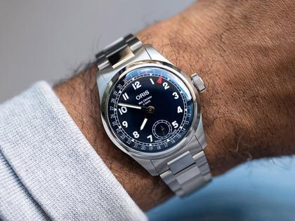 Oris Big Crown Pointer Date Calibre 403 Automatik Edelstahl 38mm blaues Zifferblatt Metallband – Herrenuhren Uhr mit Datum aus Edelstahl. Das Gehäuse ist rund und silber. Das Edelstahlarmband ist silber. Das Zifferblatt ist arabisch und blau. – Ansicht 3
