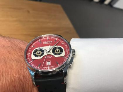 Union Glashütte Noramis Chronograph Sachsen Classic 2020 Limited Edition Automatik Edelstahl 42mm zinnoberrotes Zifferblatt graues Lederband – Herrenuhren Chronograph aus Edelstahl und Leder. Das Gehäuse ist rund und silber. Das Lederarmband ist grau. Das Zifferblatt ist arabisch Index und rot. – Ansicht 5
