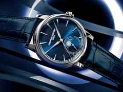 Frederique Constant Classic Moonphase Date Manufacture Automatik Edelstahl 40mm blaues Zifferblatt blaues Lederband – Herrenuhren Uhr mit Datum aus Edelstahl und Leder. Das Gehäuse ist rund und silber. Das Lederarmband Kroko / Alligator ist blau. Das Zifferblatt ist ein Index in blau. – Ansicht 4