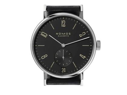 Nomos Glashütte Tangomat Ruthenium Datum Automatik Edelstahl 38mm schwarzes Zifferblatt schwarzes Lederband – Herrenuhren Uhr mit Datum aus Edelstahl und Leder. Das Gehäuse ist rund und silber. Das Lederarmband ist schwarz. Das Zifferblatt ist arabisch Index und grau. – Ansicht 4