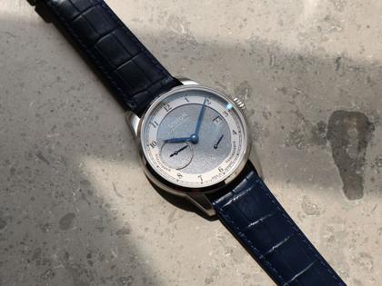 Union Glashütte 1893 Johannes Dürrstein Edition Gangreserve Handaufzug Edelstahl 41mm graues Zifferblatt blaues Lederband – Herrenuhren Uhr mit Datum aus Edelstahl und Leder. Das Gehäuse ist rund und silber. Das Lederarmband ist blau. Das Zifferblatt ist arabisch und grau. – Ansicht 3