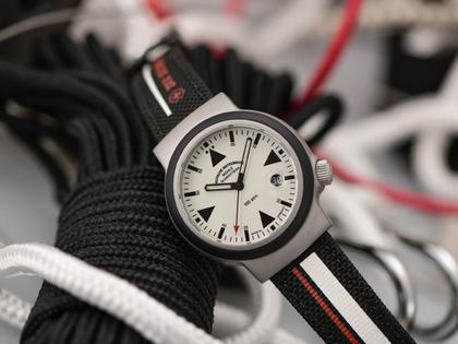 Mühle Glashütte S.A.R. Rescue-Timer LUMEN Automatik 42mm beiges Zifferblatt schwarzes Canvasband – Herrenuhren Uhr mit Datum aus Edelstahl und Kautschuk. Das Gehäuse ist rund und silber. Das Textilarmband ist schwarz. Das Zifferblatt ist ein Index in beige. – Ansicht 2