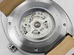 Hamilton American Classic Pan Europ Day Date Automatik Edelstahl 42 mm beiges Zifferblatt beiges Lederband – Herrenuhren Uhr mit Datum aus Edelstahl und Leder. Das Gehäuse ist rund und silber. Das Lederarmband ist beige. Das Zifferblatt ist ein Index in beige. – Ansicht 5
