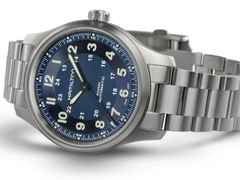 Hamilton Khaki Field Titanium Auto Titan 42mm blaues Zifferblatt Metallband – Herrenuhren Uhr ohne Datum aus Titan. Das Gehäuse ist rund und silber. Das Titanarmband ist silber. Das Zifferblatt ist arabisch und blau. – Ansicht 3