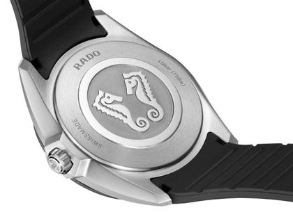 Rado HyperChrome Quarz Edelstahl 41,5mm graues Zifferblatt schwarzes Kautschukband – Herrenuhren Uhr mit Datum aus Edelstahl, Kautschuk und Keramik. Das Gehäuse ist rund und silber. Das Kautschuk / Kunststoff / Silikon Armband ist schwarz. Das Zifferblatt ist ein Index in grau. – Ansicht 4