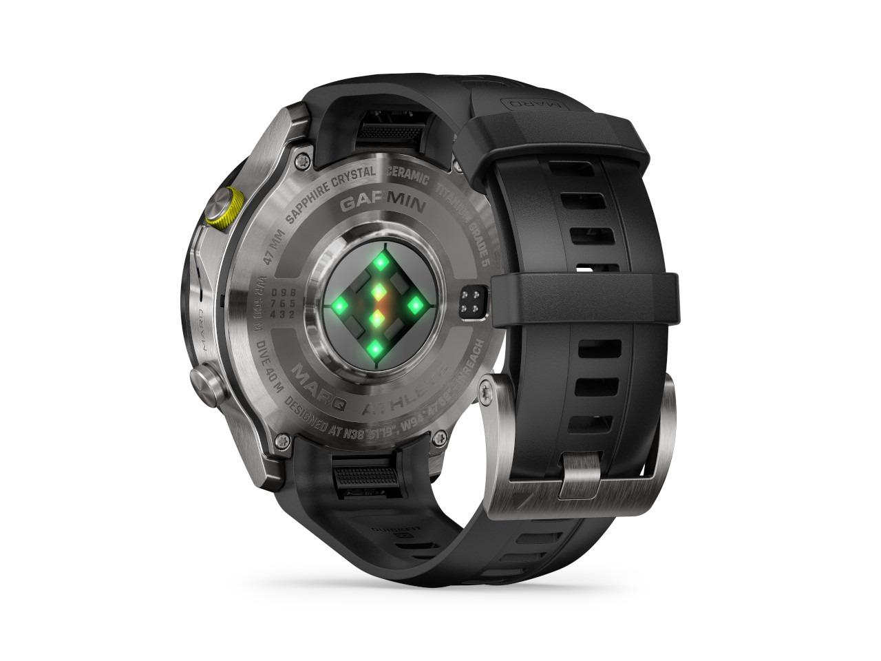 Garmin MARQ Athlete Gen 3 Titan 47mm digitales Display schwarzes Kautschukband – Herrenuhren Uhr Multifunktion aus Kautschuk, Keramik und Titan. Das Gehäuse ist rund und grau. Das Kautschuk / Kunststoff / Silikon Armband ist schwarz. Der Zifferblatt ist digital. – Ansicht 4