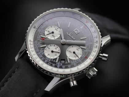 Sinn Spezialuhren 903 St II A Navigationschronograph Automatik Edelstahl 41mm graues Zifferblatt Metallband – Herrenuhren Chronograph aus Edelstahl. Das Gehäuse ist rund und silber. Das Edelstahlarmband ist silber. Das Zifferblatt ist arabisch Index und grau. – Ansicht 5