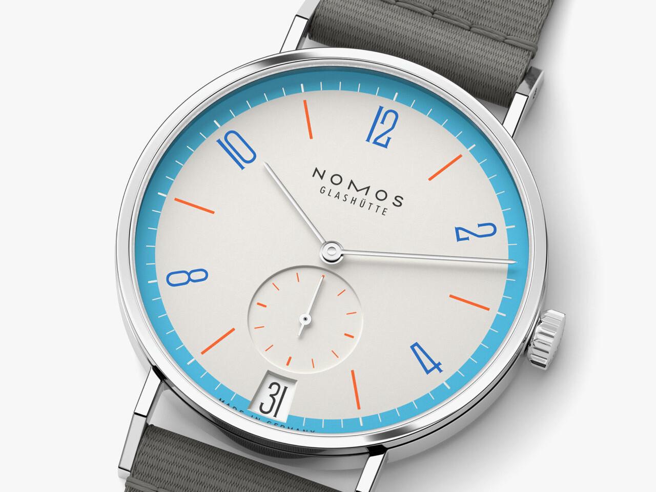 Nomos Glashütte Tangente 38 Datum "175 Years Watchmaking - Peace" Handaufzug Edelstahl cremeweißes Zifferblatt graues Textilband Glasboden – Herrenuhren Uhr mit Datum aus Edelstahl. Das Gehäuse ist rund und silber. Das Textilarmband ist grau. Das Zifferblatt ist arabisch Index und beige. – Ansicht 4