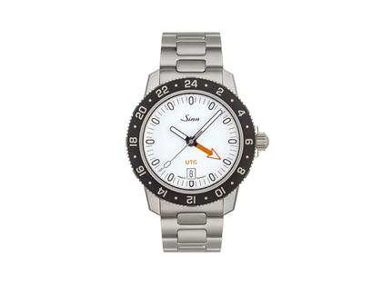 Sinn Spezialuhren 105 St Sa W UTC Automatik Edelstahl 41mm weißes Zifferblatt Metallband – Herrenuhren Uhr mit Datum aus Edelstahl. Das Gehäuse ist rund und silber. Das Edelstahlarmband ist silber. Das Zifferblatt ist ein Index in weiß.