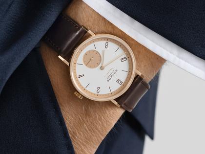 Nomos Glashütte Tangente Roségold neomatik 175 Years of Watchmaking Glashütte Automatik 35mm weißes Zifferblatt braunes Lederband – Damenuhren Uhr ohne Datum aus 750 Rotgold. Das Gehäuse ist rund und roségold. Das Lederarmband ist braun. Das Zifferblatt ist arabisch Index und silber. – Ansicht 4