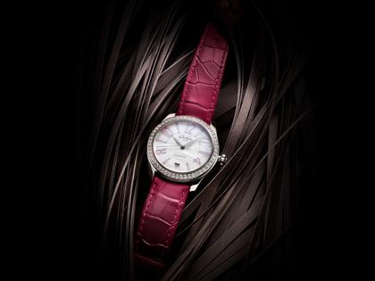 Glashütte Original Lady Serenade Automatik Edelstahl 36mm Perlmutt-Zifferblatt mit Brillanten rosa Lederband Limited Edition – Damenuhren Uhr mit Datum aus Edelstahl. Das Gehäuse ist rund und silber. Das Lederarmband Kroko / Alligator ist rosa. Das Zifferblatt ist arabisch Index und blau. – Ansicht 3