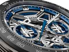 TAG Heuer Carrera Chronograph Extreme Sport Automatik Titan 44mm skelettiertes Zifferblatt blaues Kautschukband – Herrenuhren Chronograph aus Keramik und Titan. Das Gehäuse ist rund und grau. Das Kautschuk / Kunststoff / Silikon Armband ist blau. Das Zifferblatt ist ein Index in blau. – Ansicht 4