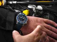 Mühle Glashütte Seebataillon GMT Automatik Titan 45mm blaues Zifferblatt blaues Kautschukband – Herrenuhren Uhr mit Datum aus Kautschuk und Titan. Das Gehäuse ist rund und silber. Das Kautschuk / Kunststoff / Silikon Armband ist blau. Das Zifferblatt ist ein Index in blau. – Ansicht 2