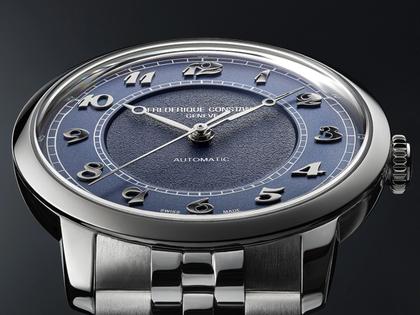 Frederique Constant Classics Premiere Automatik Edelstahl 38,5mm blaues Zifferblatt Metallband – Herrenuhren Uhr ohne Datum aus Edelstahl. Das Gehäuse ist rund und silber. Das Edelstahlarmband ist silber. Das Zifferblatt ist arabisch und blau. – Ansicht 5