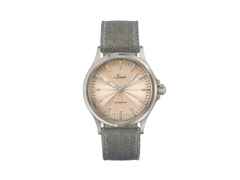 Sinn Spezialuhren 556 Sand Automatik Edelstahl 38,5mm beiges Zifferblatt graues Textilband limitiert – Damenuhren Uhr ohne Datum aus Edelstahl. Das Gehäuse ist rund und silber. Das Textilarmband ist grau. Das Zifferblatt ist ein Index in beige.