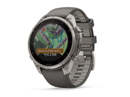 Garmin Fenix 9 Pro inReach Solar Titan 47mm digitales Display graues Silikonband – Herrenuhren Uhr Multifunktion aus Kautschuk und Titan. Das Gehäuse ist rund und grau. Das Kautschuk / Kunststoff / Silikon Armband ist grau. Das Zifferblatt ist digital und schwarz. – Ansicht 2