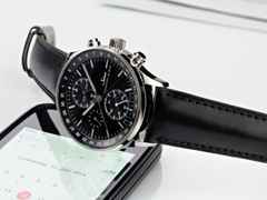 Sinn Spezialuhren 6052 Frankfurter Finanzplatzuhr Automatik Edelstahl 41,5mm schwarzes Zifferblatt schwarzes Lederband – Herrenuhren Chronograph aus Edelstahl. Das Gehäuse ist rund und silber. Das Lederarmband ist schwarz. Das Zifferblatt ist arabisch und schwarz. – Ansicht 2
