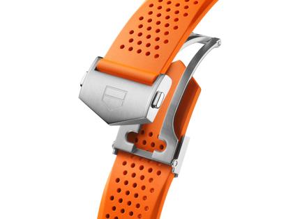 TAG Heuer Connected Calibre E5 Smartwatch Edelstahl 45mm digitales Zifferblatt orangefarbenes Kautschukband – Herrenuhren Uhr Multifunktion aus Edelstahl und Keramik. Das Gehäuse ist rund und silber. Das Kautschuk / Kunststoff / Silikon Armband ist orange. Der Zifferblatt ist digital. – Ansicht 4