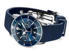 Breitling Superocean Heritage B01 Chronograph Automatik Edelstahl 42mm blaues Zifferblatt blaues Kautschukband – Herrenuhren Chronograph aus Edelstahl, Kautschuk und Keramik. Das Gehäuse ist rund und silber. Das Kautschuk / Kunststoff / Silikon Armband ist blau. Das Zifferblatt ist ein Index in blau. – Ansicht 4
