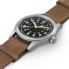 Hamilton Khaki Field Mechanical Handaufzug Edelstahl 38mm schwarzes Zifferblatt braunes Lederband – Herrenuhren Uhr ohne Datum aus Edelstahl und PVD beschichtet. Das Gehäuse ist rund und silber. Das Lederarmband ist braun. Das Zifferblatt ist arabisch und schwarz. – Ansicht 3