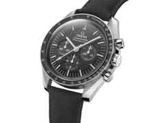 Omega Speedmaster Moonwatch Professional Chronograph Hesalitglas Handaufzug Edelstahl 42mm schwarzes Zifferblatt schwarzes Textilband – Herrenuhren Chronograph aus Edelstahl und eloxiertes Aluminium. Das Gehäuse ist rund und silber. Das Textilarmband ist schwarz. Das Zifferblatt ist ein Index in schwarz. – Ansicht 2