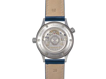 Sinn Spezialuhren 6068 B Frankfurter Finanzplatzuhr Automatik Edelstahl 38,5mm blaues Zifferblatt blaues Lederband – Herrenuhren Uhr mit Datum aus Edelstahl und Leder. Das Gehäuse ist rund und silber. Das Lederarmband ist blau. Das Zifferblatt ist arabisch Index und blau. – Ansicht 3