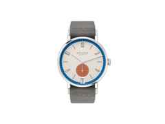 Nomos Glashütte Tangente 38 Datum "175 Years Watchmaking - Zirkus" Handaufzug Edelstahl cremeweißes Zifferblatt graues Textilband Glasboden – Herrenuhren Uhr mit Datum aus Edelstahl. Das Gehäuse ist rund und silber. Das Textilarmband ist grau. Das Zifferblatt ist arabisch Index und beige.