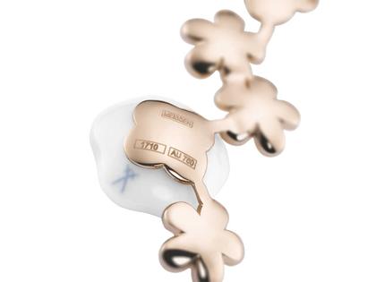 Meissen Blossom Blütencollier 5 Blüten Roségold mit Brillanten und Meissen Porzellan – Halsschmuck Kette mit Anhänger aus 750 Rotgold, Porzellan und und . – Ansicht 2