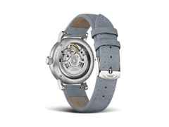 Mühle Glashütte Teutonia IV Lady Automatik Edelstahl 33,5mm pastellblaues Zifferblatt graues Lederband – Damenuhren Uhr mit Datum aus Edelstahl. Das Gehäuse ist rund und silber. Das Lederarmband ist grau. Das Zifferblatt ist ein Index in blau. – Ansicht 2