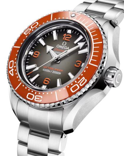 Omega Seamaster Planet Ocean 6000M Ultra Deep Automatik Edelstahl 45,5mm oranges Zifferblatt Metallband – Herrenuhren Uhr ohne Datum aus Edelstahl, Keramik und Titan. Das Gehäuse ist rund und silber. Das Edelstahlarmband ist silber. Das Zifferblatt ist arabisch Index und grau. – Ansicht 2