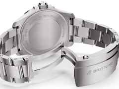 Breitling Avenger GMT 44 Automatik Edelstahl schwarzes Zifferblatt Metallband – Herrenuhren Uhr mit Datum aus Edelstahl. Das Gehäuse ist rund und silber. Das Edelstahlarmband ist silber. Das Zifferblatt ist ein Index in schwarz. – Ansicht 6