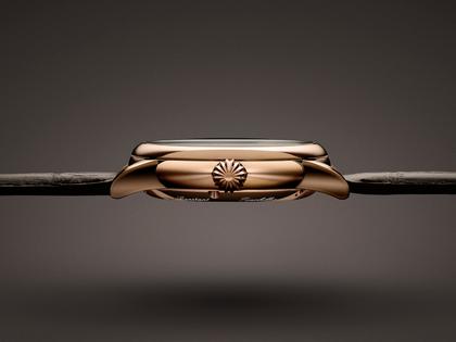 Frederique Constant Classic Tourbillon Manufacture Limited Edition Automatik Roségold 39mm dunkles Zifferblatt braunes Lederband – Herrenuhren Uhr ohne Datum aus 750 Rotgold. Das Gehäuse ist rund und roségold. Das Lederarmband Kroko / Alligator ist braun. Das Zifferblatt ist ein Index in grau. – Ansicht 5