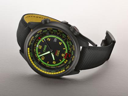 Oris ProPilot Altimeter "Mission Control" X Bamford Watch Department Automatik Karbon 47mm schwarzes Zifferblatt schwarzes Textilband Limited Edition – Herrenuhren Uhr mit Datum aus Carbon, Leder, PVD beschichtet und Titan. Das Gehäuse ist rund und schwarz. Das Textilarmband ist schwarz. Das Zifferblatt ist arabisch Index und schwarz. – Ansicht 4