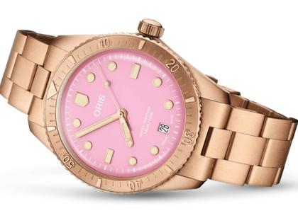 Oris Divers Sixty-Five Cotton Candy Automatik Bronze 38mm pinkes Zifferblatt Metallband – Damenuhren Uhr mit Datum aus Bronze. Das Gehäuse ist rund und roségold. Das Metallarmband ist roségold. Das Zifferblatt ist ein Index in rosa. – Ansicht 2