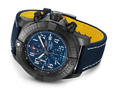 Breitling Super Avenger Chronograph 48 Night Mission Automatik blaues Zifferblatt Militaryband – Herrenuhren Chronograph aus DLC beschichtet und Titan. Das Gehäuse ist rund und schwarz. Das Lederarmband ist blau. Das Zifferblatt ist arabisch und blau. – Ansicht 2