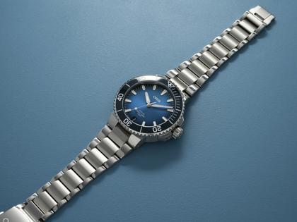 Oris Aquis Date Calibre 400 Automatik Edelstahl 41,5mm blaues Zifferblatt Metallband – Herrenuhren Uhr mit Datum aus Edelstahl. Das Gehäuse ist rund und silber. Das Edelstahlarmband ist silber. Das Zifferblatt ist ein Index in blau. – Ansicht 9