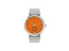 Nomos Glashütte Tangente 38 Datum "175 Years Watchmaking - Boje" Handaufzug Edelstahl orangenes Zifferblatt graues Textilband Glasboden – Herrenuhren Uhr mit Datum aus Edelstahl. Das Gehäuse ist rund und silber. Das Textilarmband ist grau. Das Zifferblatt ist arabisch Index und orange.