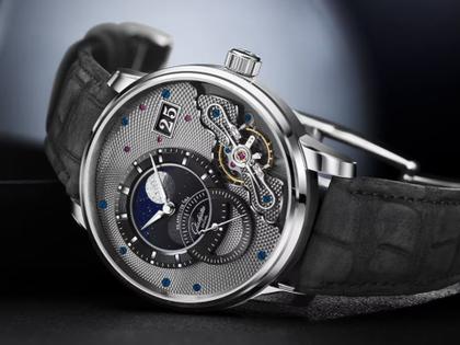 Glashütte Original PanoLunarInverse Automatik Platin 42mm silbernes Zifferblatt graues Lederband Limited Edition – Herrenuhren Uhr mit Kalender aus 950 Platin. Das Gehäuse ist rund und silber. Das Lederarmband Kroko / Alligator ist grau. Das Zifferblatt ist ein Index in silber. – Ansicht 4